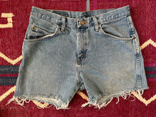 Load image into Gallery viewer, Wrangler Shorts 32 inch
