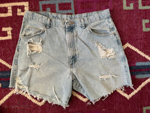 Load image into Gallery viewer, Vintage Wrangler Shorts 34 Inch
