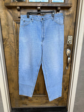 Load image into Gallery viewer, Men’s Vintage Levi’s 550
