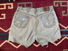Load image into Gallery viewer, Vintage Wrangler Shorts 34 Inch
