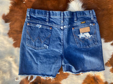 Load image into Gallery viewer, Wrangler Shorts 35 Inch
