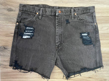 Load image into Gallery viewer, Wrangler Shorts 38 inch
